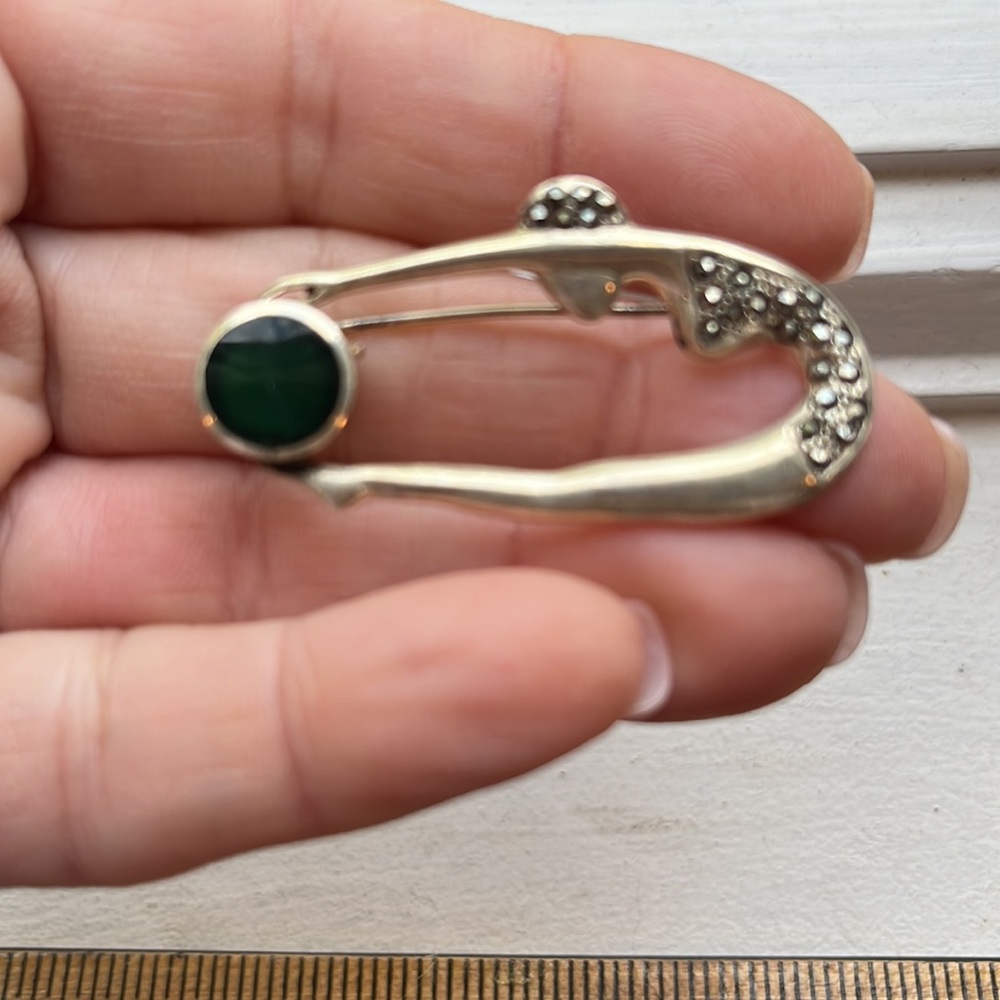 Sterling silver pin with malachite green stone